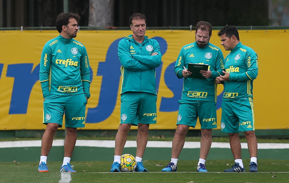 O observador técnico Daniel, o técnico Cuca e os auxiliares técnicos Cuquinha e Eudes (E/D) , da SE Palmeiras, durante treinamento, na Academia de Futebol.